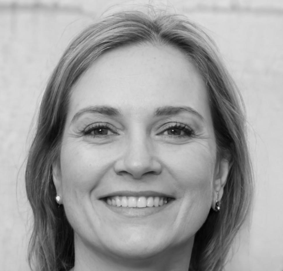 Dra. Ana Silva, Especialista em Gestão de Investimentos